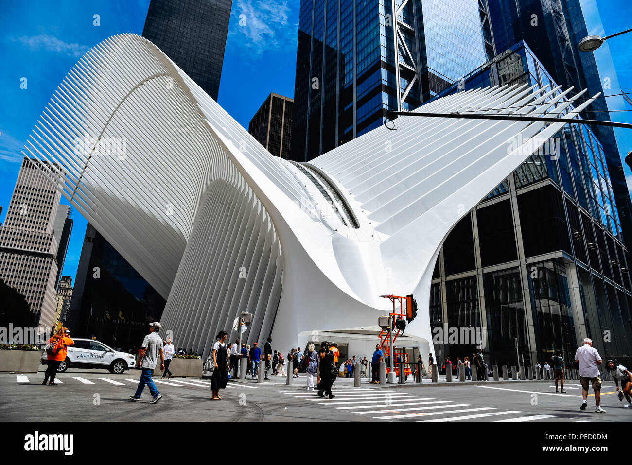 La ville de New York, USA - 20 juin 2018 : vue extérieure du World Trade Center Transportation Hub ou Oculus conçue par Santiago Calatrava architecte à Financ Banque D'Images