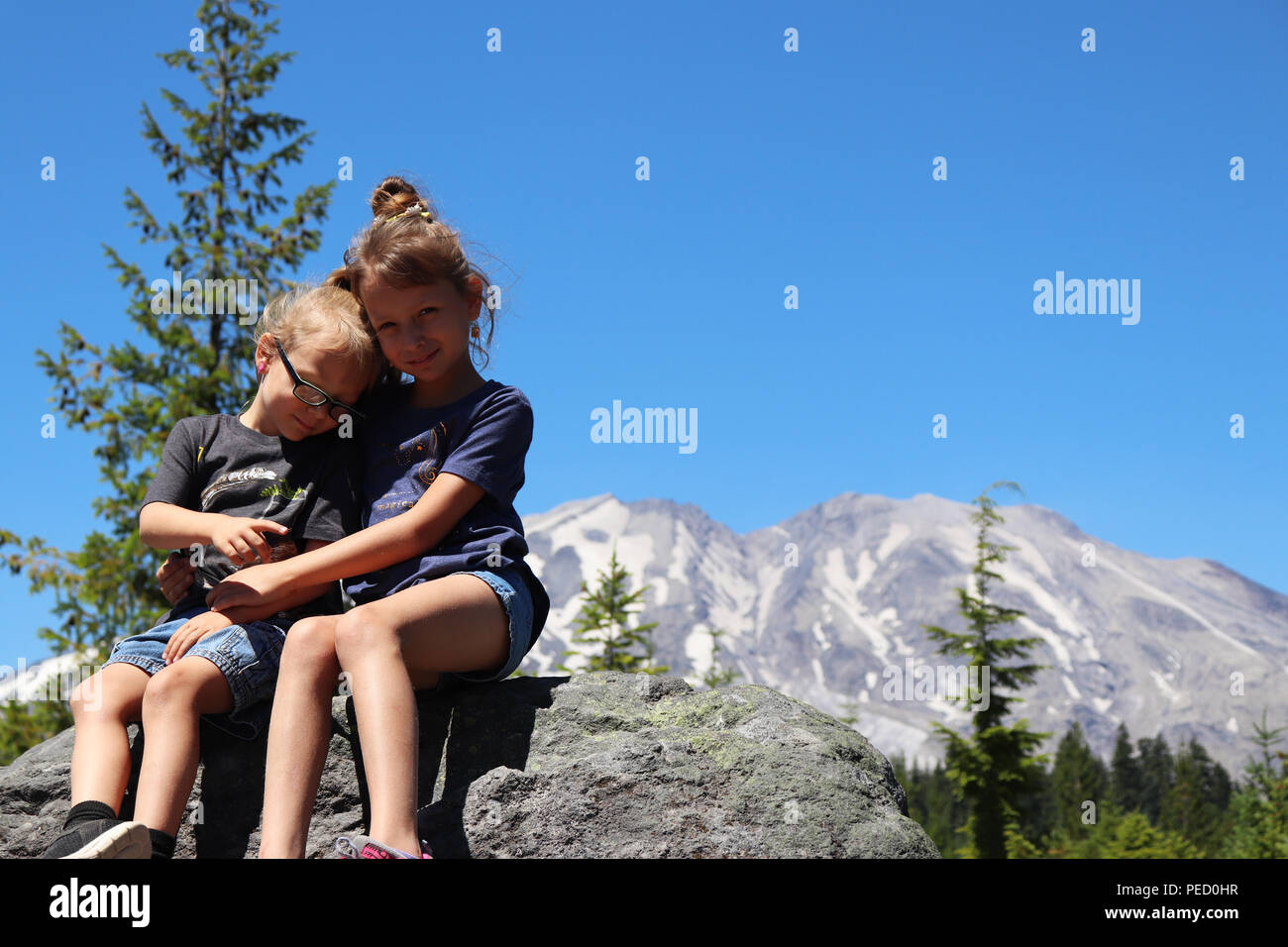 Deux petites filles bénéficiant d''une excursion au Mont Saint Helens Banque D'Images