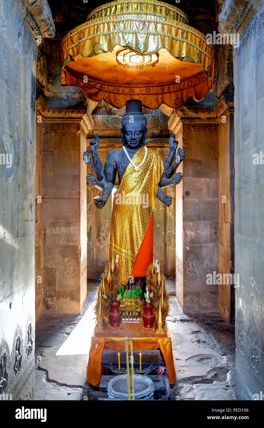 8-armé Statue de dieu hindou Vishnu, Temple d'Angkor Wat, Siem Reap, Cambodge Banque D'Images