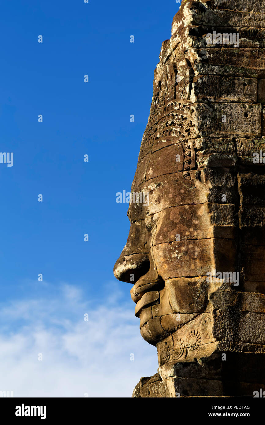 Pierre célèbre visage de Jayavarman VII au Bayon Temple complexe à Siem Reap, Cambodge Banque D'Images