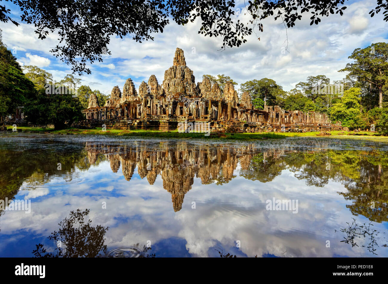 Reflet de l'ensemble du temple Bayon à Siem Reap, Cambodge Banque D'Images