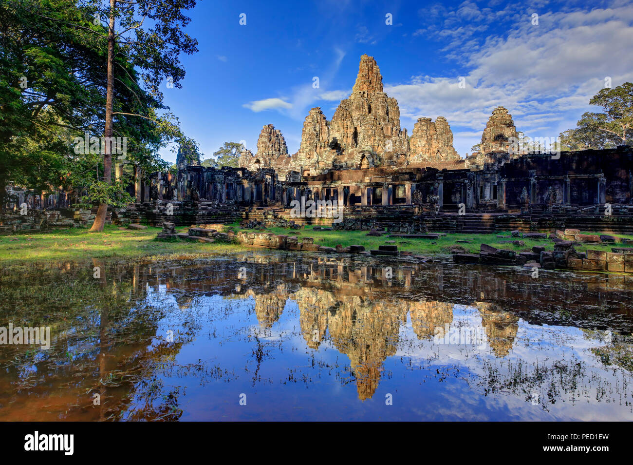 Reflet de l'ensemble du temple Bayon à Siem Reap, Cambodge Banque D'Images