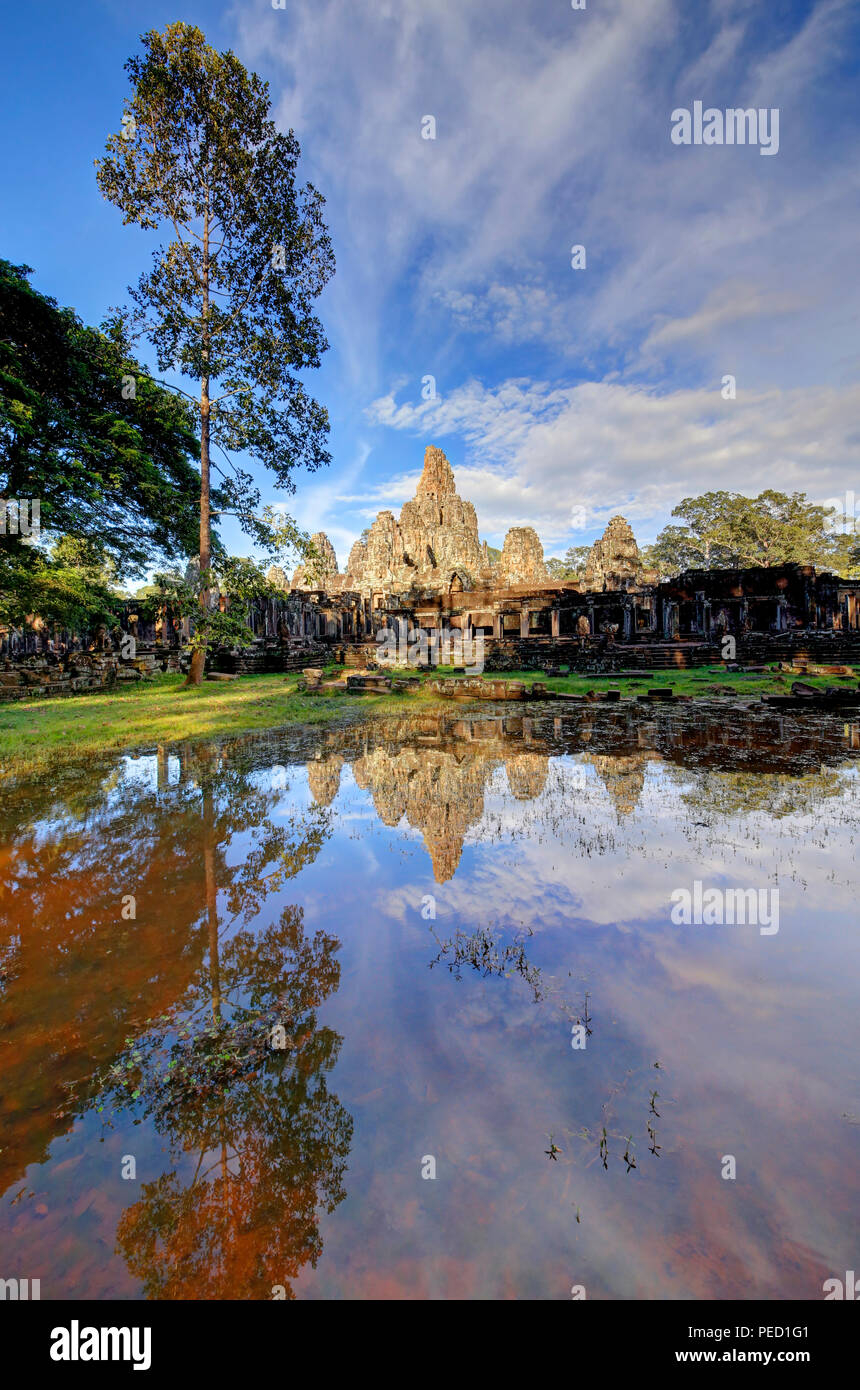 Reflet de l'ensemble du temple Bayon à Siem Reap, Cambodge Banque D'Images