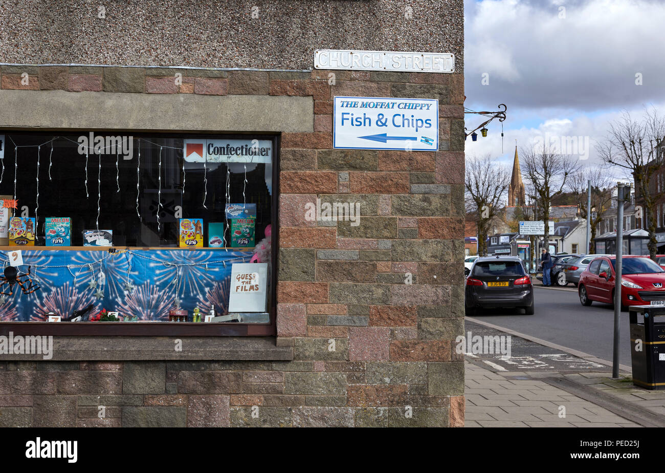 Inscrivez-vous à la Chippy Moffat à l'angle de la rue de l'Église. Moffat. L'Ecosse Banque D'Images