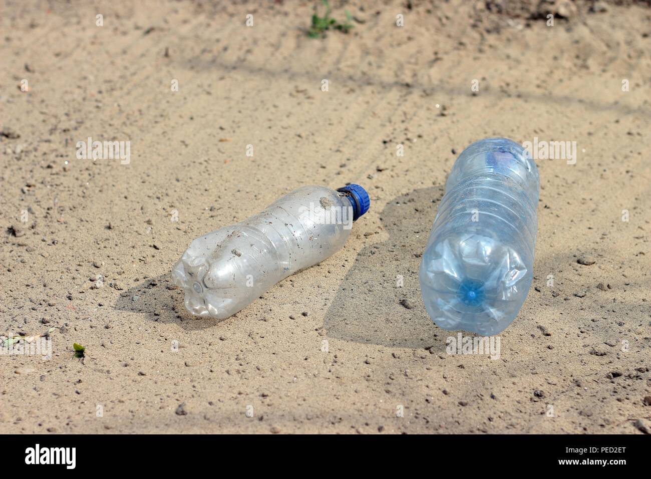 Bouteille en plastique dans le sable Banque D'Images