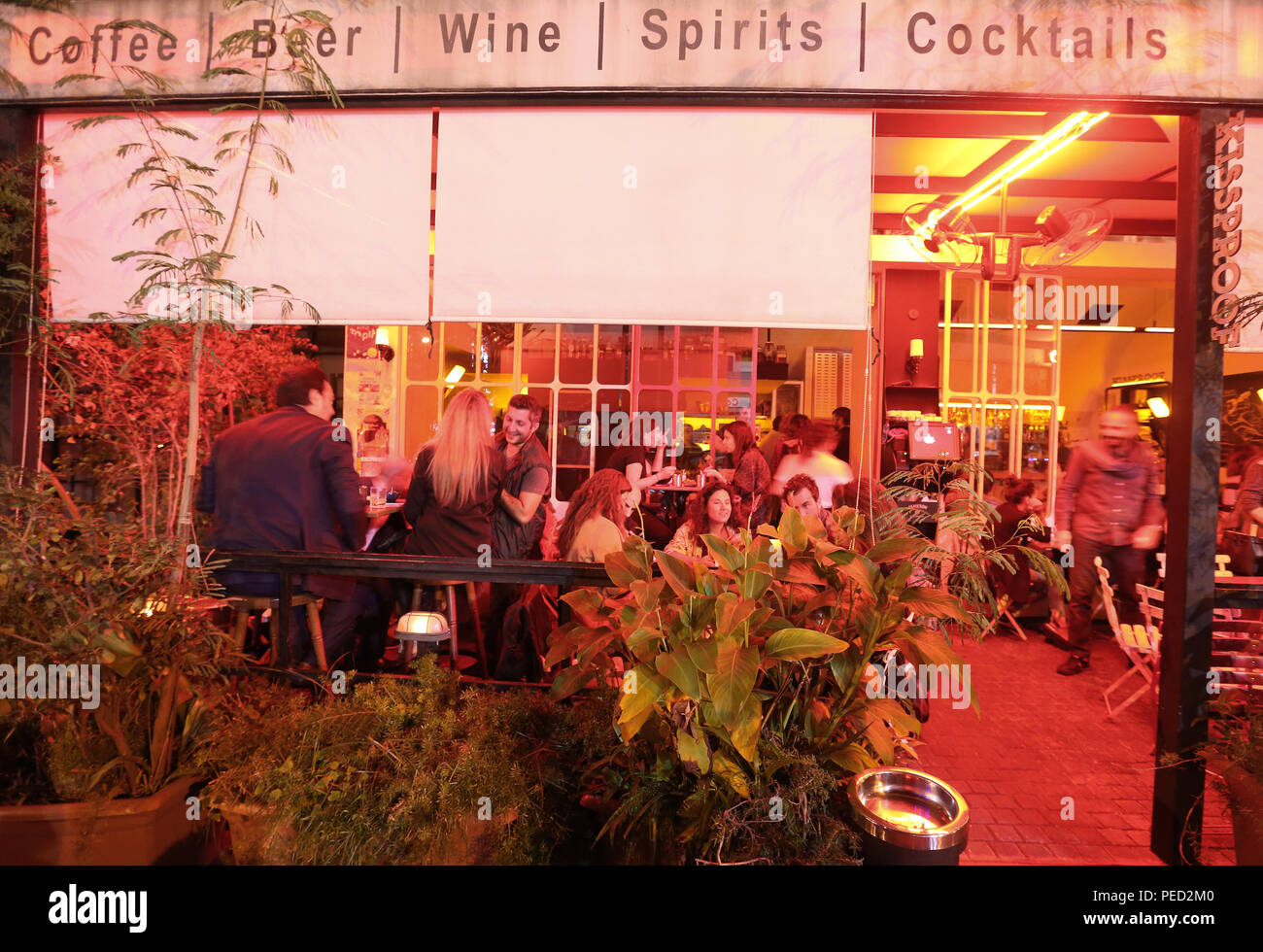 Les Libanais et les étrangers de sortir le soir à Badro salon à Beyrouth, un endroit avec de nombreux pubs et restaurants de la hanche. Banque D'Images