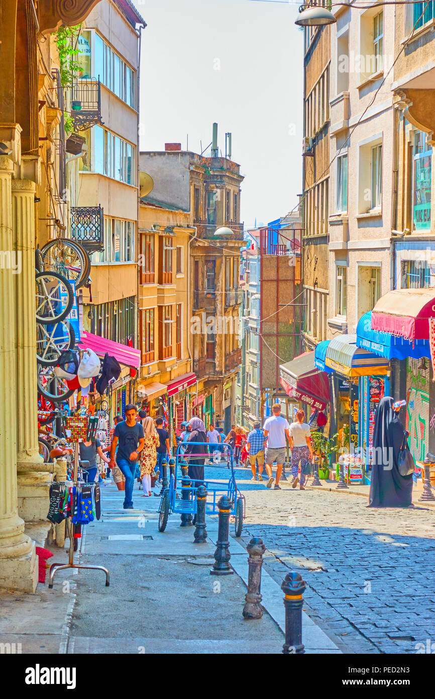 Istanbul, Turquie - 17 juillet 2018 : Old street avec de petits magasins au quartier de Galata à Istanbul Banque D'Images