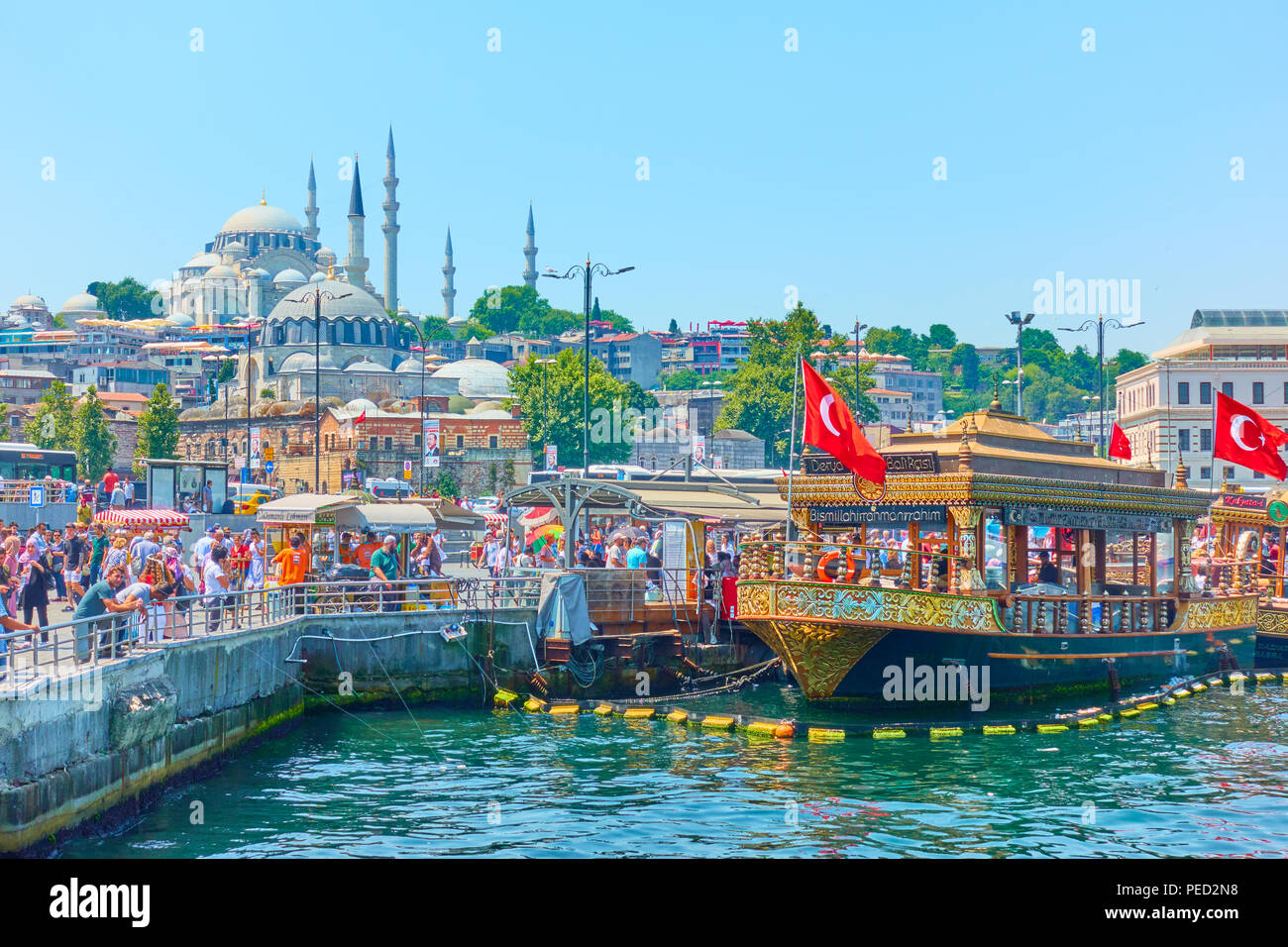 Istanbul, Turquie - 17 juillet 2018 : Quai d'Eminonu bondé et mosquée de Soliman à Istanbul Banque D'Images