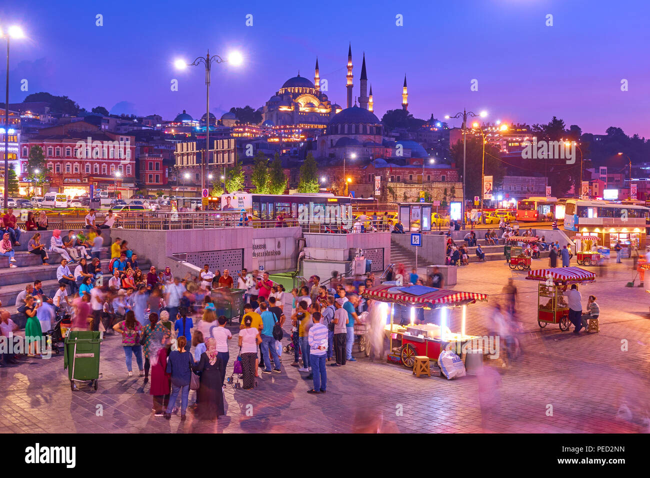 Istanbul, Turquie - le 18 juillet 2018 : Les gens d'écouter des musiciens de l'quai d'Eminonu à Istanbul dans la soirée Banque D'Images
