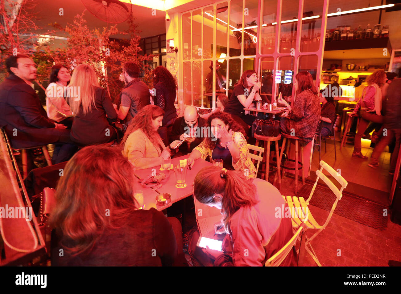 Les Libanais et les étrangers de sortir le soir à Badro salon à Beyrouth, un endroit avec de nombreux pubs et restaurants de la hanche. Banque D'Images