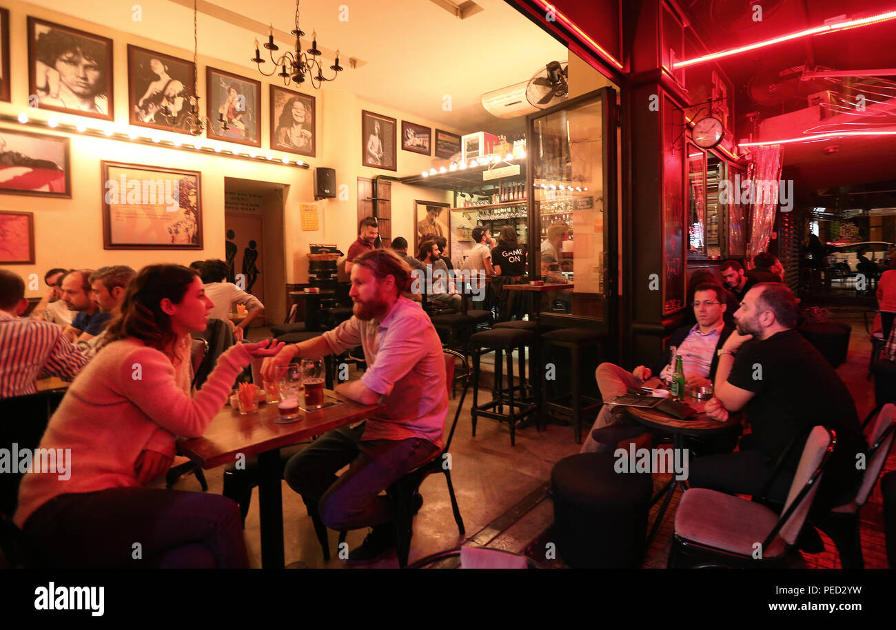 Les Libanais et les étrangers de sortir le soir à Badro salon à Beyrouth, un endroit avec de nombreux pubs et restaurants de la hanche. Banque D'Images