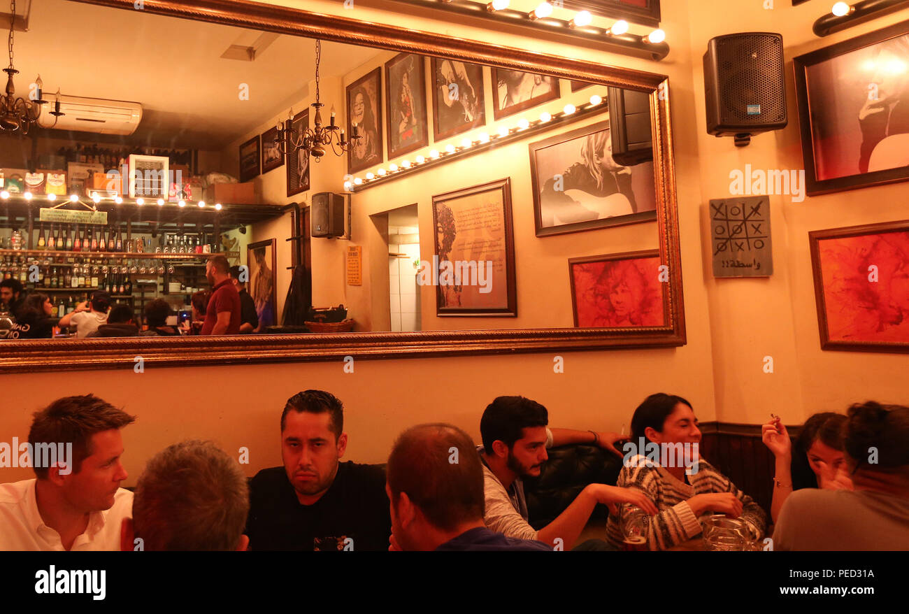 Les Libanais et les étrangers de sortir le soir à Badro salon à Beyrouth, un endroit avec de nombreux pubs et restaurants de la hanche. Banque D'Images