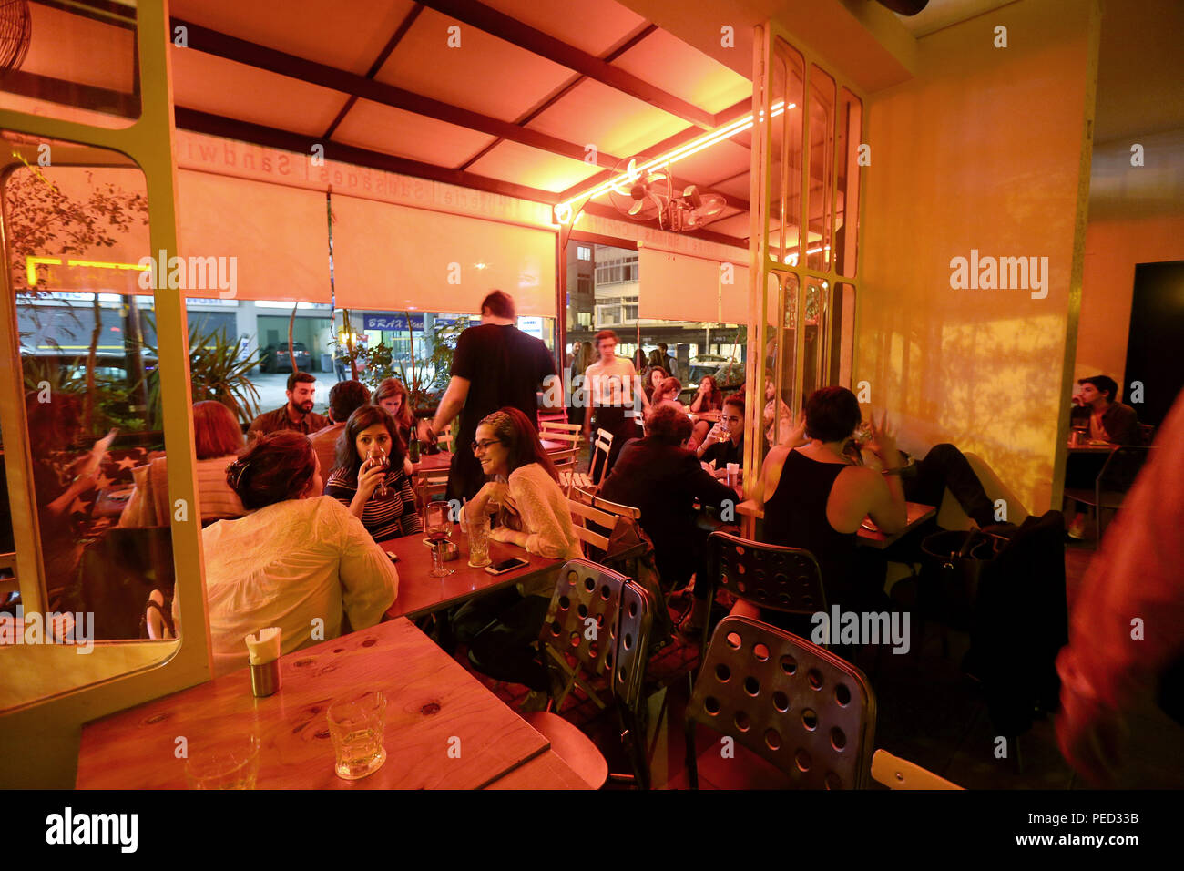 Les Libanais et les étrangers de sortir le soir à Badro salon à Beyrouth, un endroit avec de nombreux pubs et restaurants de la hanche. Banque D'Images