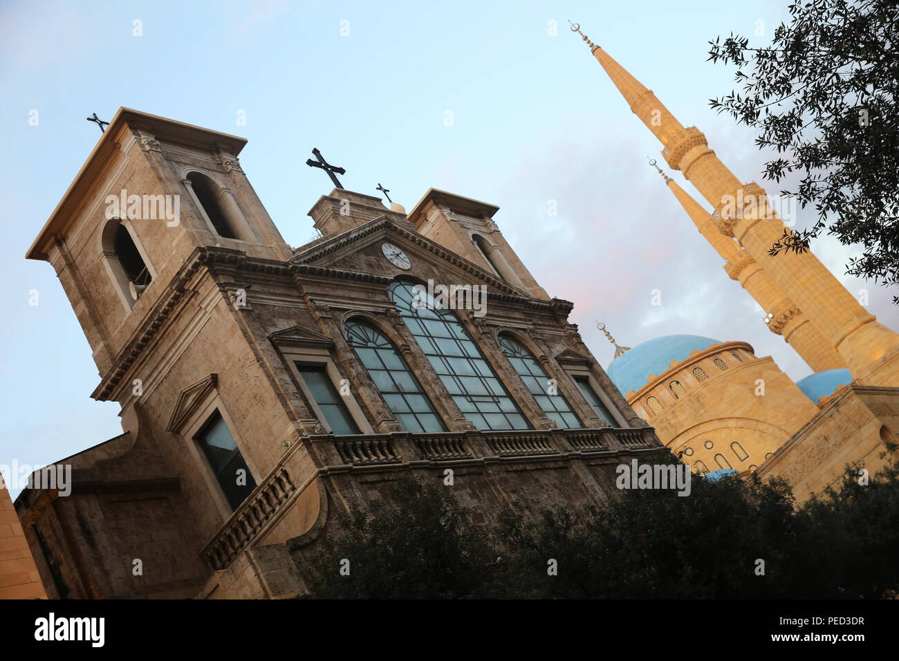 Saint George cathédrale maronite et Musulmans Sunnites Mohamed al Amin mosquée dans le centre-ville de Beyrouth qui était l'un de la guerre civile du Liban, tuant des zones. Banque D'Images