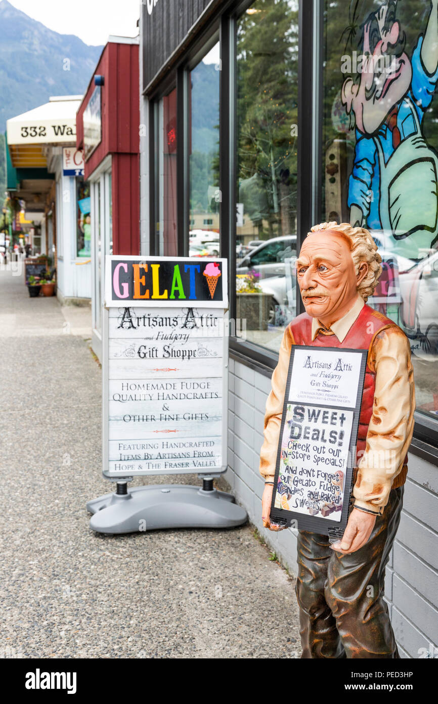 La publicité à l'extérieur de la figure sculptée Artisans Grenier et Fudgery Gift Shoppe dans la ville de Hope, Colombie-Britannique, Canada Banque D'Images