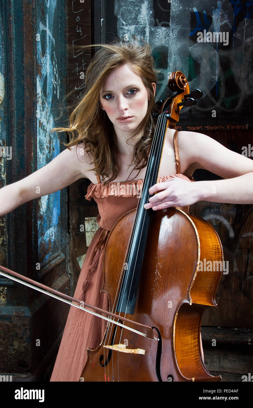 Une jeune femme à jouer du violoncelle dans le quartier Soho de New York. Banque D'Images