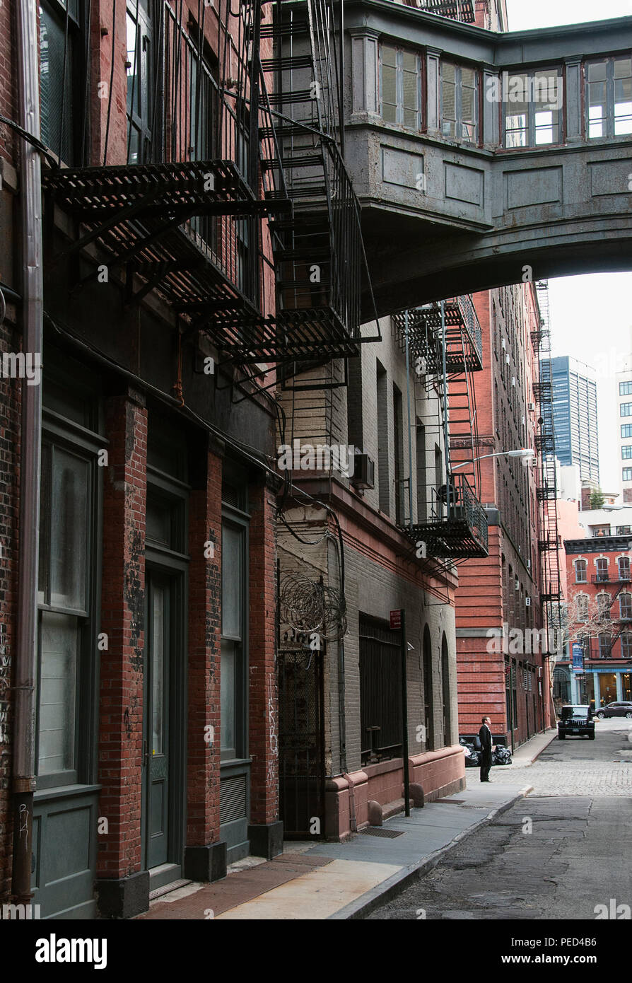 Un homme debout sur un coin de rue dans le quartier de Soho. Banque D'Images