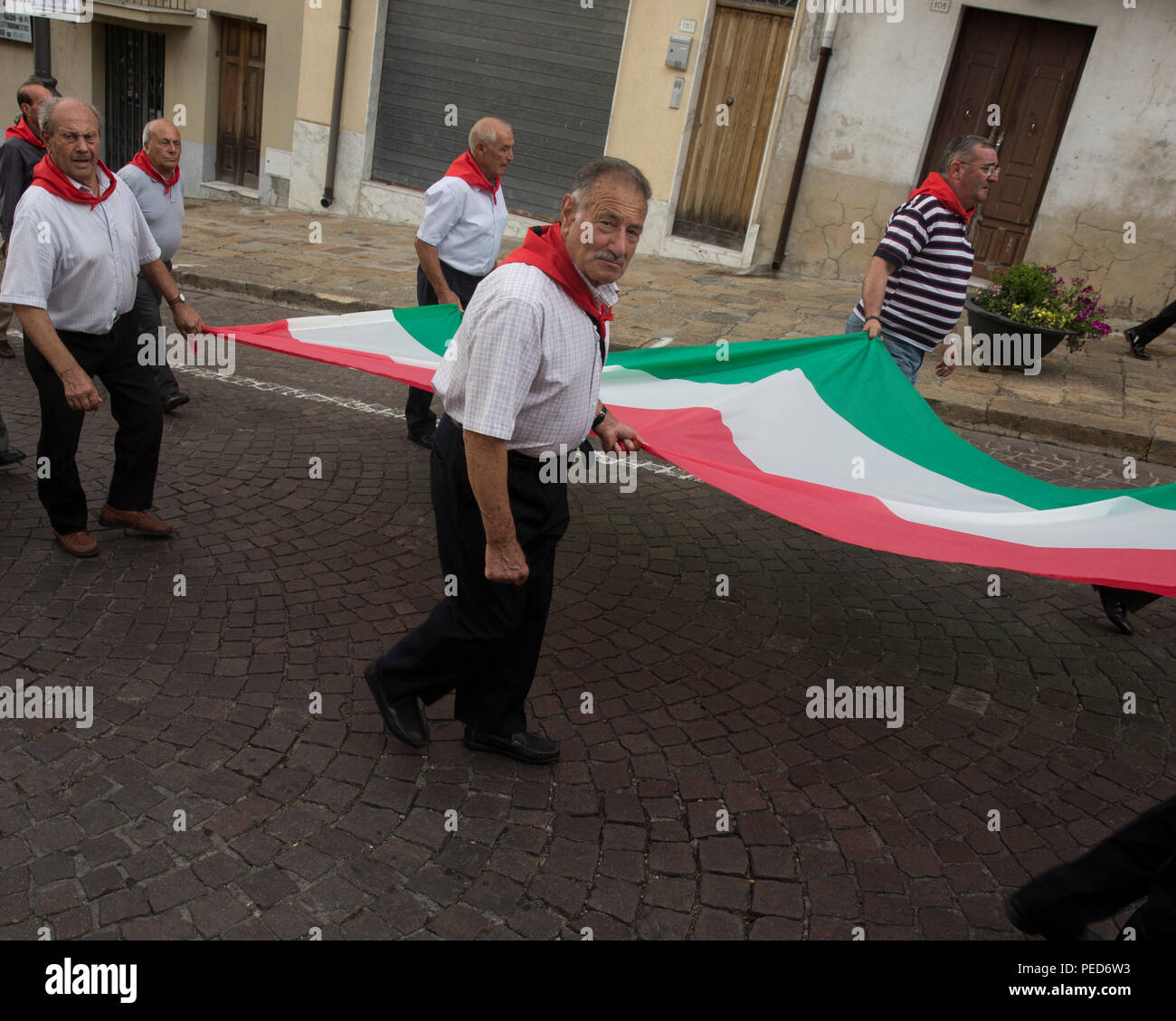 Anciens combattants italiens portent le drapeau italien à travers les rues de Palerme, Sicile, Italie au cours d'un défilé le 2 août 2015. Les Marines et les marins avec l'outillage spécial air-sol marin crise Response-Africa Task Force, un détachement, commémoré la bataille de Troina italien avec des représentants civils et militaires ainsi que les gens d'Enna. (U.S. Marine Corps photo par le Cpl. Olivia McDonald/libérés) Banque D'Images
