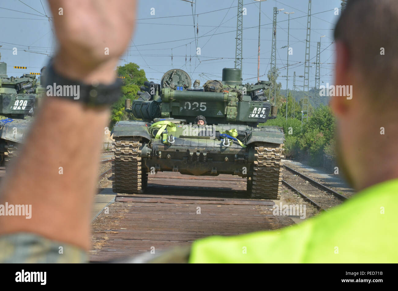 Un soldat tchèque du 73 e Bataillon, 7e Brigade mécanisée guides un T-72 char de combat principal de la télévision tout en menant des opérations de tête de panier pendant l'exercice Allied Spirit II à la gare de Blaubeuren, Allemagne, July 3, 2015. Allied Spirit II est une action décisive de l'environnement de formation qui implique l'exercice de plus de 3 500 soldats américains, alliés et les pays partenaires, l'accent sur la création de partenariats et d'interopérabilité entre tous les pays participants, et soulignant le commandement de mission, l'intelligence, de soutien, et d'incendies. (U.S. Photo de l'armée par le sergent. Nat Banque D'Images