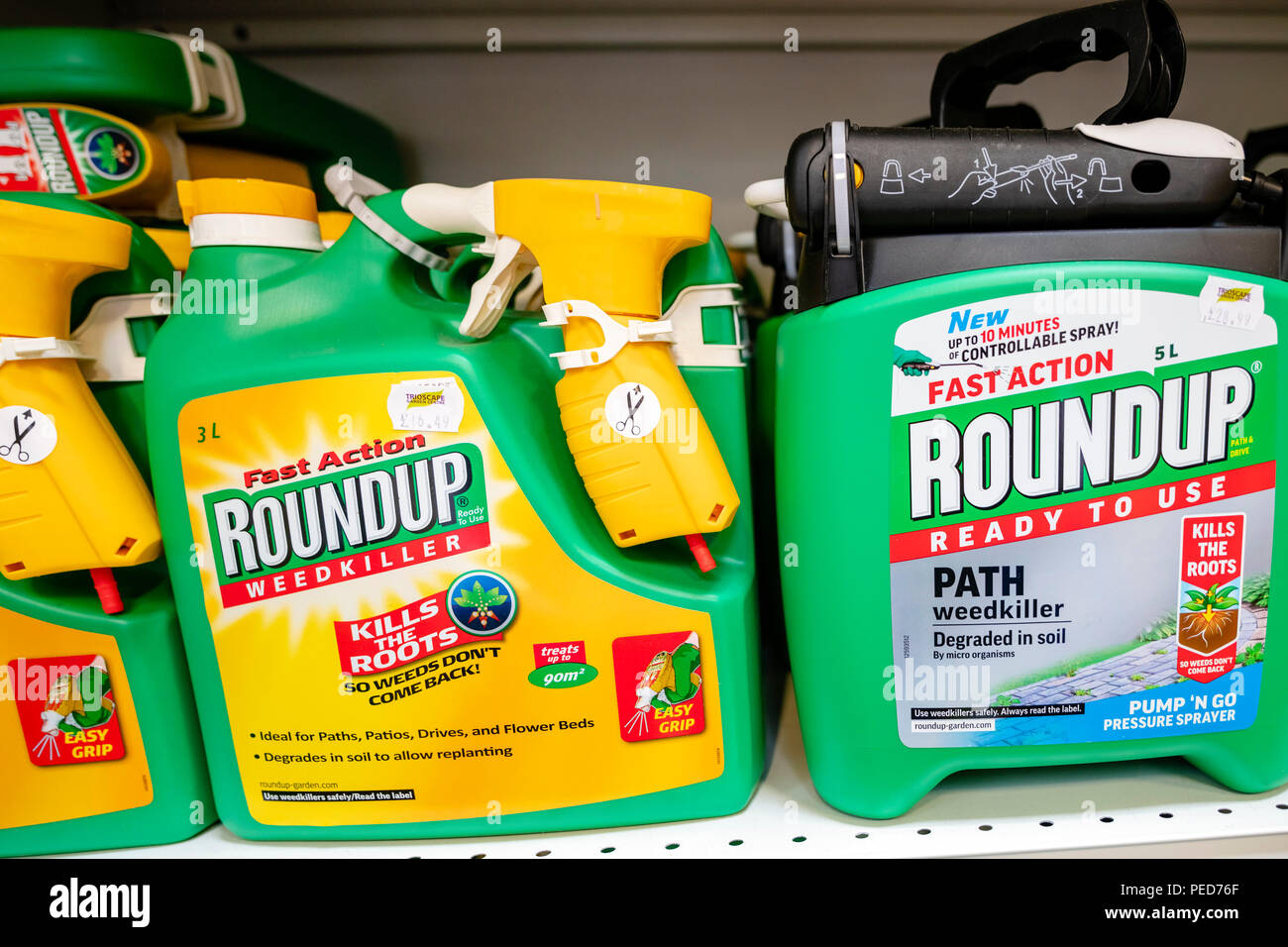 Désherbant Roundup, au Royaume-Uni. L'herbicide au glyphosate de Monsanto pour la vente dans un magasin. Banque D'Images