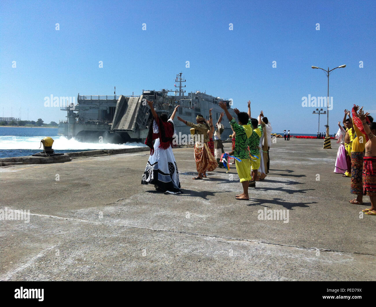 150804-N-ZZ999-008 San Fernando City, Philippines (16 août 2000 4, 2015) - les spectacles de danse traditionnelle des Philippines comme le transport maritime militaire interarmées de commandement du navire à grande vitesse (JHSV 3 USNS Millinocket) arrive dans la ville de San Fernando, le 4 août. Loboc est aux Philippines pour la quatrième étape du Partenariat du Pacifique 2015. Loboc et Groupe de travail entrepris sont automoteur servant de plate-forme secondaire de Partenariat du Pacifique, dirigée par un élément de commandement de la force expéditionnaire de la Marine, 30e Régiment de construction navale (30 RCN) de Port Hueneme, Californie maintenant dans sa 10e version, est le plus grand partenariat du Pacifique Banque D'Images