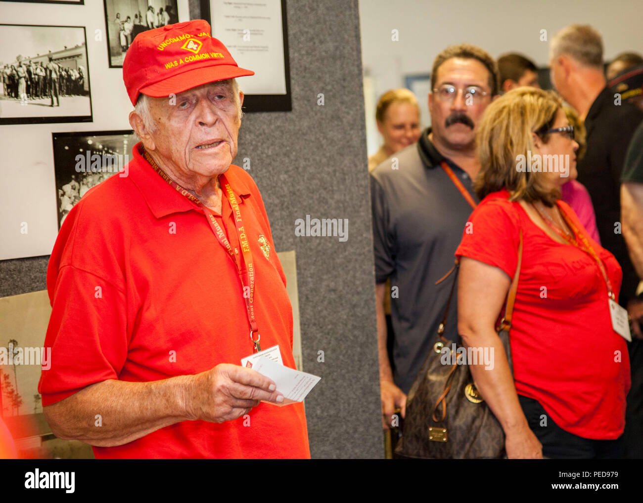 M. Elmer Dapron, président de la 4e Division de Marines (4e), l'Association MARDIV parle aux anciens combattants de la 4ème MARDIV et leurs familles à l'Montford Point Marine Museum sur Camp Johnson, N.C., 4 août 2015. Les anciens combattants de 4ème MARDIV et leurs familles ont visité le Camp Lejeune area pour un rassemblement final, qui comprenait des visites à l'Lejeune Memorial Gardens, de nouvelles démonstrations de l'équipement, des visites dans la communauté locale et a conclu avec la cérémonie de désactivation de l'unité. (U.S. Marine Corps photo par le Sgt. Christopher Q. Pierre, MCIEAST CAMLEJ-MCB/Caméra de combat sorti) Banque D'Images