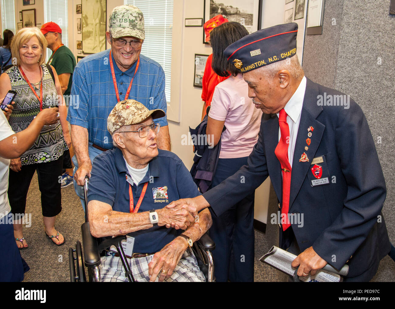 Un ancien combattant de la 4e Division de Marines (4e MARDIV) serre la main de M. Francis Hooper Jr., un Montford Point Marine, au point Marine Museum Montford sur Camp Johnson, N.C., 4 août 2015. Les anciens combattants de 4ème MARDIV et leurs familles ont visité le Camp Lejeune area pour un rassemblement final, qui comprenait des visites à l'Lejeune Memorial Gardens, de nouvelles démonstrations de l'équipement, des visites dans la communauté locale et a conclu avec la cérémonie de désactivation de l'unité. (U.S. Marine Corps photo par le Sgt. Christopher Q. Pierre, MCIEAST CAMLEJ-MCB/Caméra de combat sorti) Banque D'Images