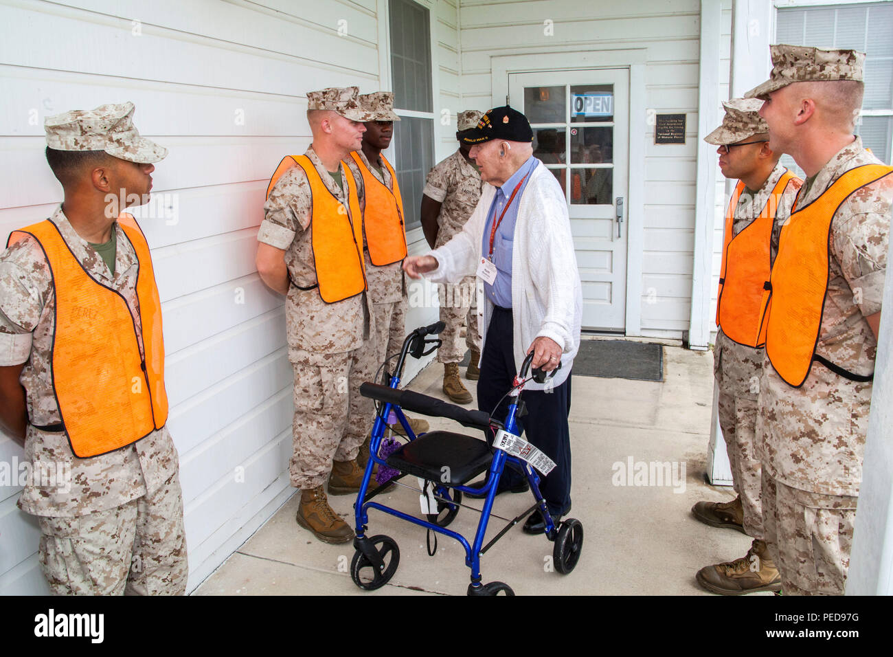 M. Keith Renstrom, un ancien combattant de la 4e Division de Marines (4e) MARDIV, parle aux Marines des États-Unis au point de Montford Marine Museum sur Camp Johnson, N.C., 4 août 2015. Les anciens combattants de 4ème MARDIV et leurs familles ont visité le Camp Lejeune area pour un rassemblement final, qui comprenait des visites à l'Lejeune Memorial Gardens, de nouvelles démonstrations de l'équipement, des visites dans la communauté locale et a conclu avec la cérémonie de désactivation de l'unité. (U.S. Marine Corps photo par le Sgt. Christopher Q. Pierre, MCIEAST CAMLEJ-MCB/Caméra de combat sorti) Banque D'Images