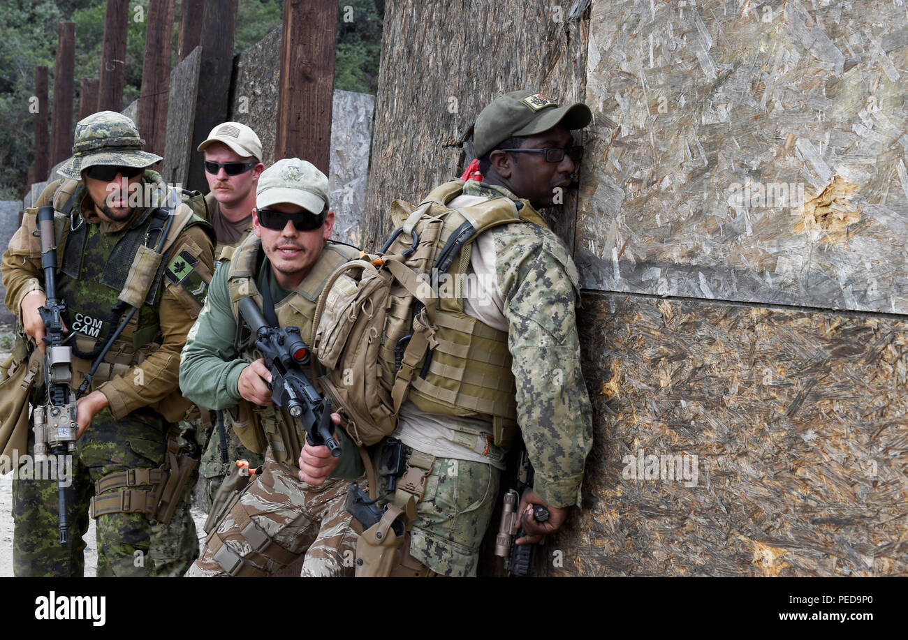 Instructeur de combat rapproché Tony Cortina, ainsi que des membres du service interarmées de la sécurité à l'extérieur, une chambre au cours de la Caméra de combat de la Flotte du Pacifique Plan rapide d'été 2015 exercice interarmées de formation sur le terrain dans l'Angeles National Forest près de Azusa, Californie, le 6 août 2015. Plan rapide est un exercice qui améliore le service de Caméra de combat aptitudes des membres d'opérer dans un environnement tactique. (U.S. Air Force photo par Jasmonet Senior Airman Jackson/libérés) Banque D'Images