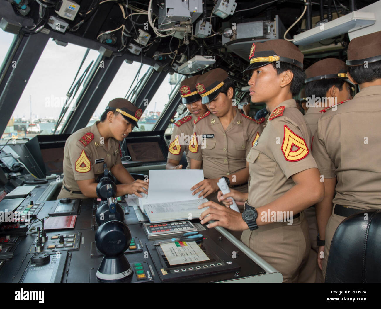 150805-N-MK881-060 Surabaya, Indonésie (16 août 2000 5, 2015) les cadets de la marine La marine indonésienne tour le pont du littoral lutte contre le USS Fort Worth (LCS 3) au cours de la préparation et de la formation Coopération à flot (CARAT) Indonésie 2015. CARAT est une série annuelle, exercice bilatéral avec la Marine américaine, Corps des Marines des États-Unis et les forces armées de neuf pays partenaires. (U.S. Photo par marine Spécialiste de la communication de masse 2e classe Joe Bishop/libérés) Banque D'Images
