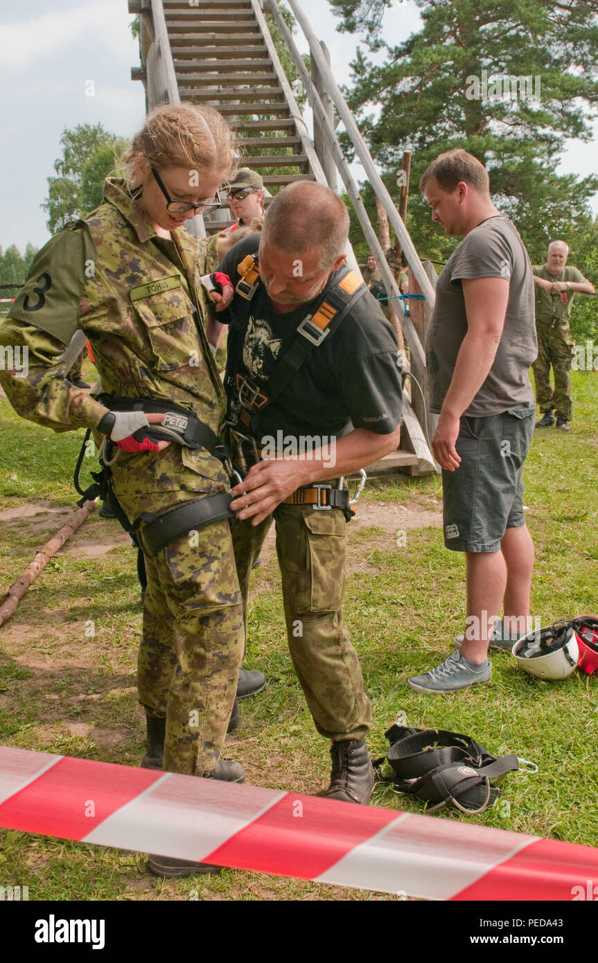 Lisette Tohus, membre de l'Estonian Women's Voluntary Organisation de défense, est monté avant la tyrolienne sur une falaise à l'obstacle du point de parcours 7 août, au cours de la 3e journée de l'amiral Pitka Recon Défi en rouge, de l'Estonie. Le défi est une Pitka concurrence détendue dans laquelle les participants billet 150km à travers la végétation dense à divers points. Cette année, huit pays de l'OTAN se sont réunis à l'Estonie à la concurrence. (U.S. Photo de l'armée par le Sgt. Juana M. Nesbitt, 13e Détachement des affaires publiques) Banque D'Images