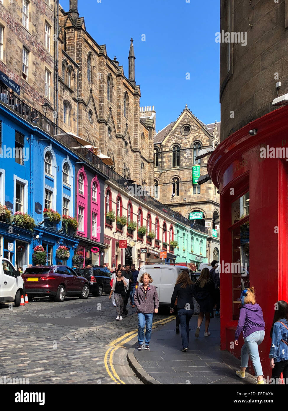 Une rue animée de la ville d'Édimbourg, Écosse Banque D'Images
