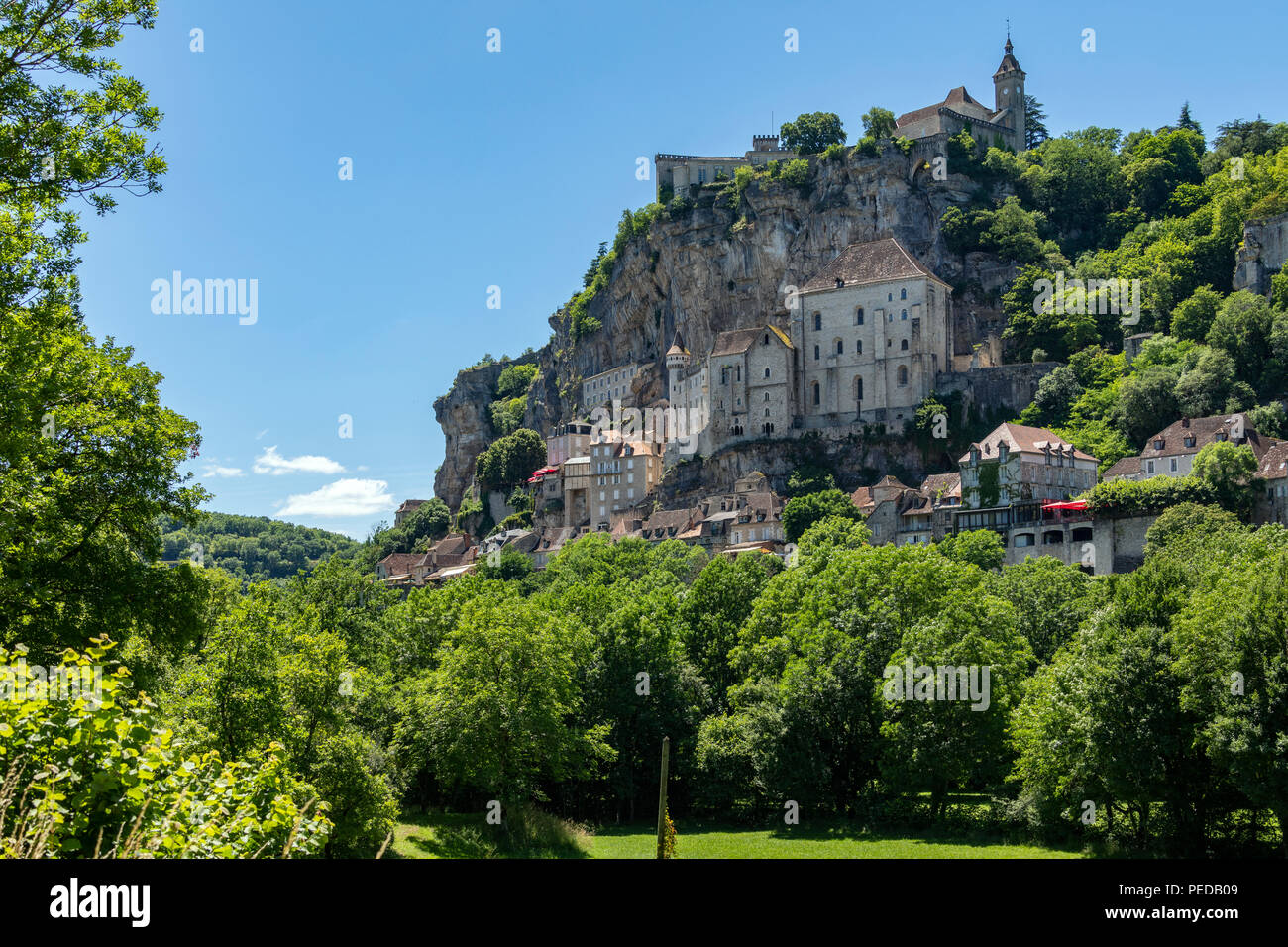 Rocamadour dans le département du lot dans le sud-ouest de la France. Rocamadour a attiré des visiteurs pour son réglage dans une gorge au-dessus d'un affluent de la rivière D Banque D'Images Rocamadour dans le département du lot dans le sud-ouest de la France. Rocamadour a attiré des visiteurs pour son réglage dans une gorge au-dessus d'un affluent de la rivière D Banque D'Images