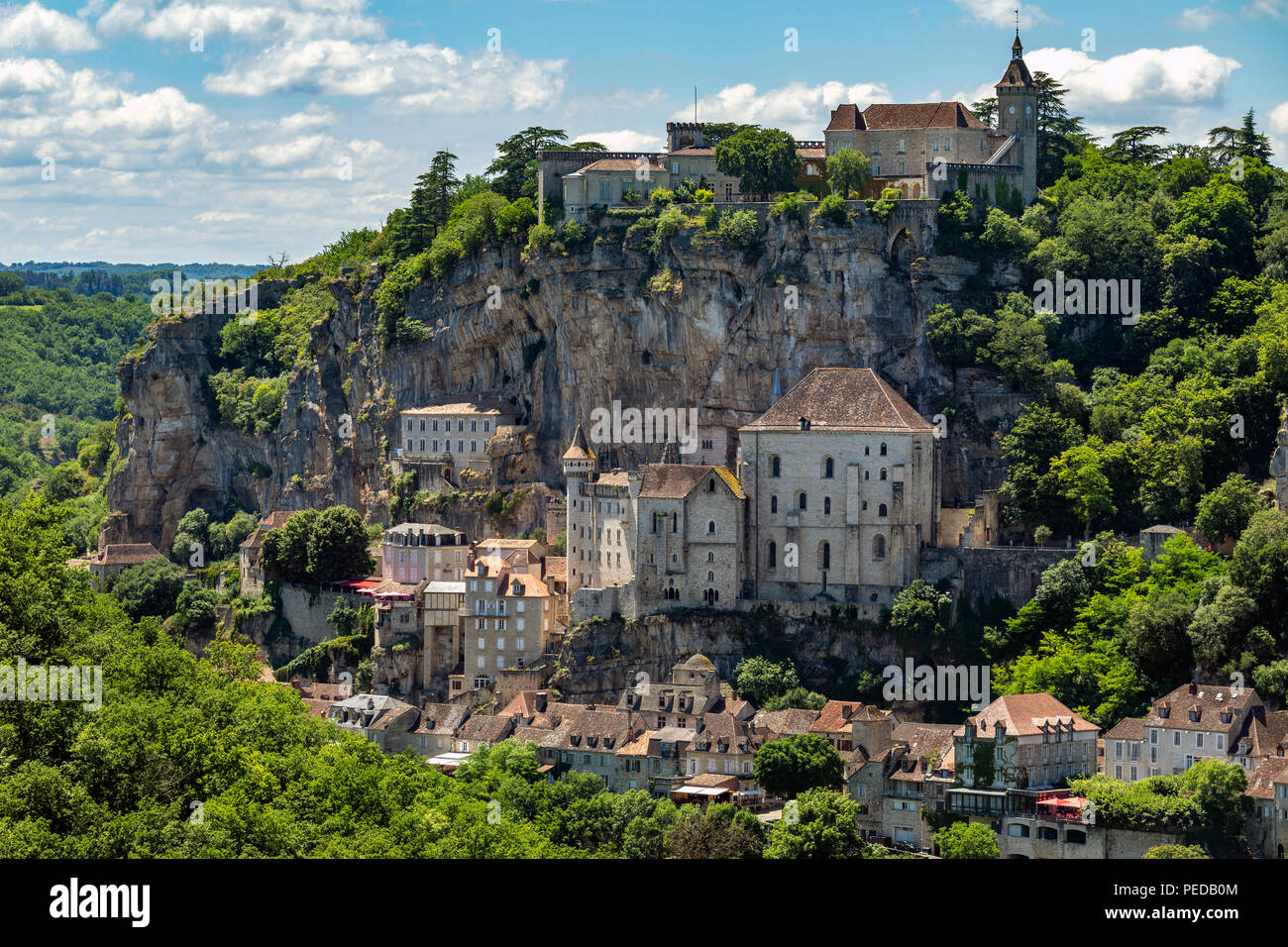 Rocamadour dans le département du lot dans le sud-ouest de la France. Rocamadour a attiré des visiteurs pour son réglage dans une gorge au-dessus d'un affluent de la rivière D Banque D'Images Rocamadour dans le département du lot dans le sud-ouest de la France. Rocamadour a attiré des visiteurs pour son réglage dans une gorge au-dessus d'un affluent de la rivière D Banque D'Images
