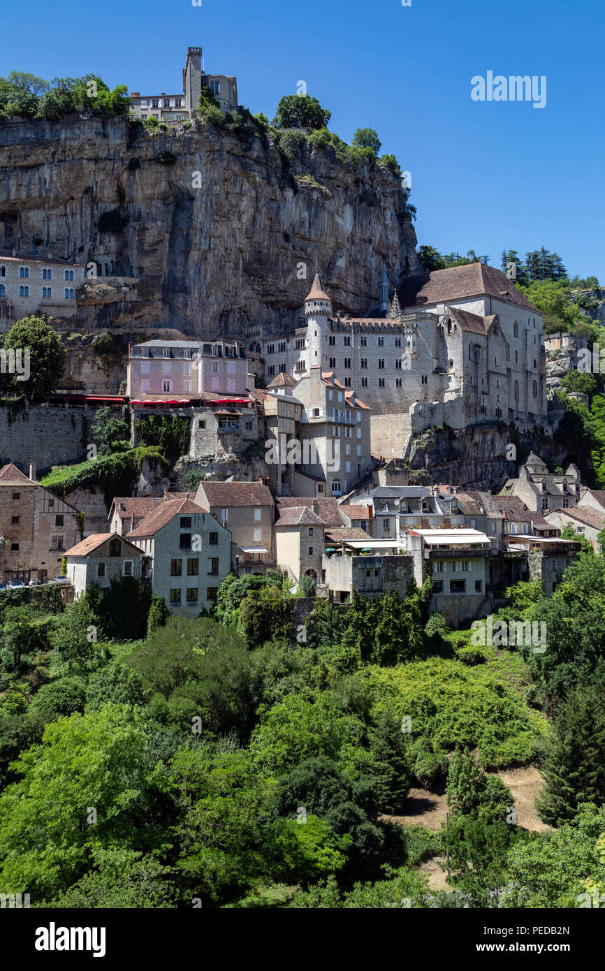 Rocamadour dans le département du lot dans le sud-ouest de la France. Rocamadour a attiré des visiteurs pour son réglage dans une gorge au-dessus d'un affluent de la rivière D Banque D'Images Rocamadour dans le département du lot dans le sud-ouest de la France. Rocamadour a attiré des visiteurs pour son réglage dans une gorge au-dessus d'un affluent de la rivière D Banque D'Images