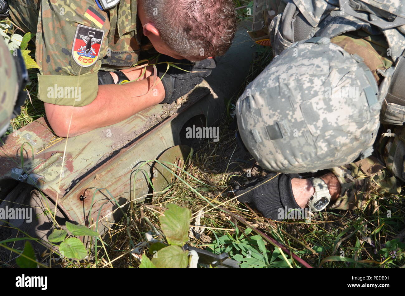 Des soldats américains affectés au 720e Explosive Ordnance Disposal Company a aidé la Bundeswehr dans la zone d'entraînement militaire de Baumholder dans la détection et l'enlèvement des munitions non explosées qui avait été déclenché dans le domaine de la formation. Les soldats ont eu la possibilité d'exercer leurs compétences et de travailler sur les nations étrangères' de munitions, d'inclure et de 155 mm d'artillerie à 8 pouces (U.S. Photo de l'armée par Visual Spécialiste de l'information, Erich Backes/relâché). Banque D'Images