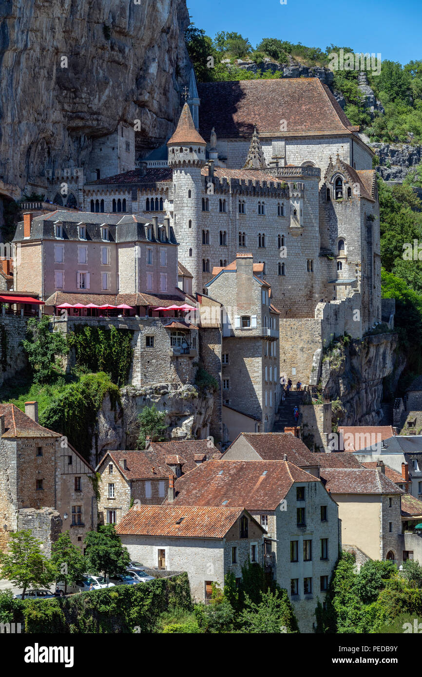 Rocamadour dans le département du Lot de sud-ouest de la France. Rocamadour a attiré des visiteurs pour son réglage dans une gorge au-dessus d'un affluent de la rivière D Banque D'Images Rocamadour dans le département du Lot de sud-ouest de la France. Rocamadour a attiré des visiteurs pour son réglage dans une gorge au-dessus d'un affluent de la rivière D Banque D'Images