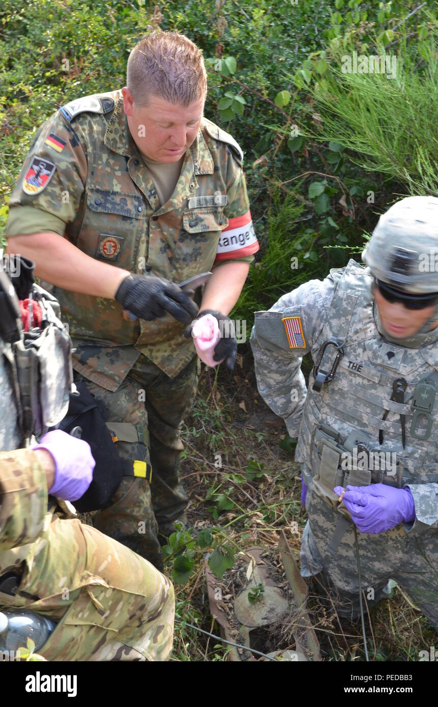 Des soldats américains affectés au 720e Explosive Ordnance Disposal Company a aidé la Bundeswehr dans la zone d'entraînement militaire de Baumholder dans la détection et l'enlèvement des munitions non explosées qui avait été déclenché dans le domaine de la formation. Les soldats ont eu la possibilité d'exercer leurs compétences et de travailler sur les nations étrangères' de munitions, d'inclure et de 155 mm d'artillerie à 8 dans (U.S. Photo de l'armée par Visual Spécialiste de l'information, Erich Backes/relâché). Banque D'Images