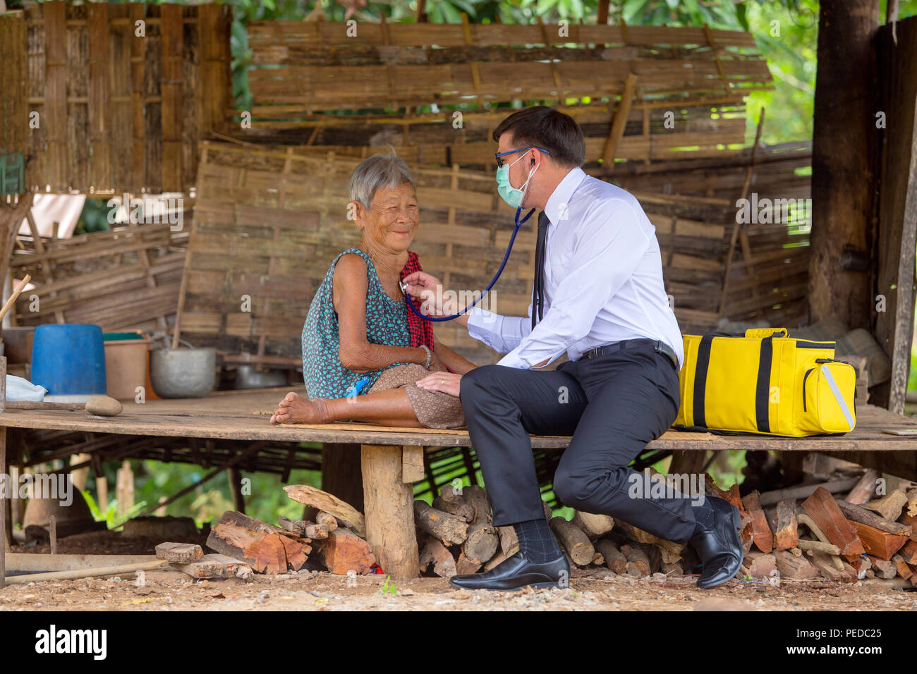 Les femmes plus âgées sont heureux avec le médecin de soins de visiter accueil concept en Thaïlande. Les jeunes autochtones du Nord sont un docteur travaillant en Asie. Banque D'Images