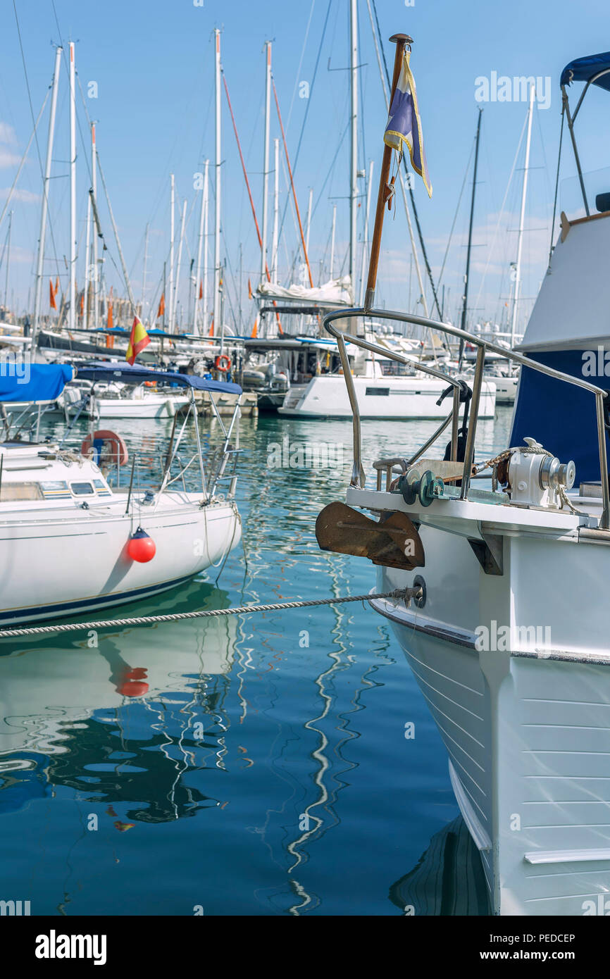 Les petits bateaux et voiliers dans le port sur un fond de ciel bleu Banque D'Images