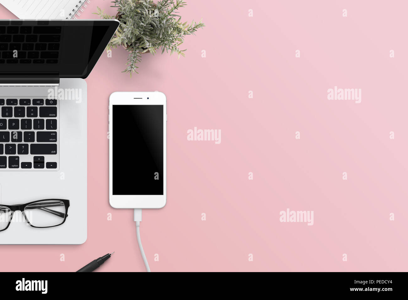 Mise à plat de la scène mobile et ordinateur portable sur un bureau. Surface rose. Mise à plat. Banque D'Images