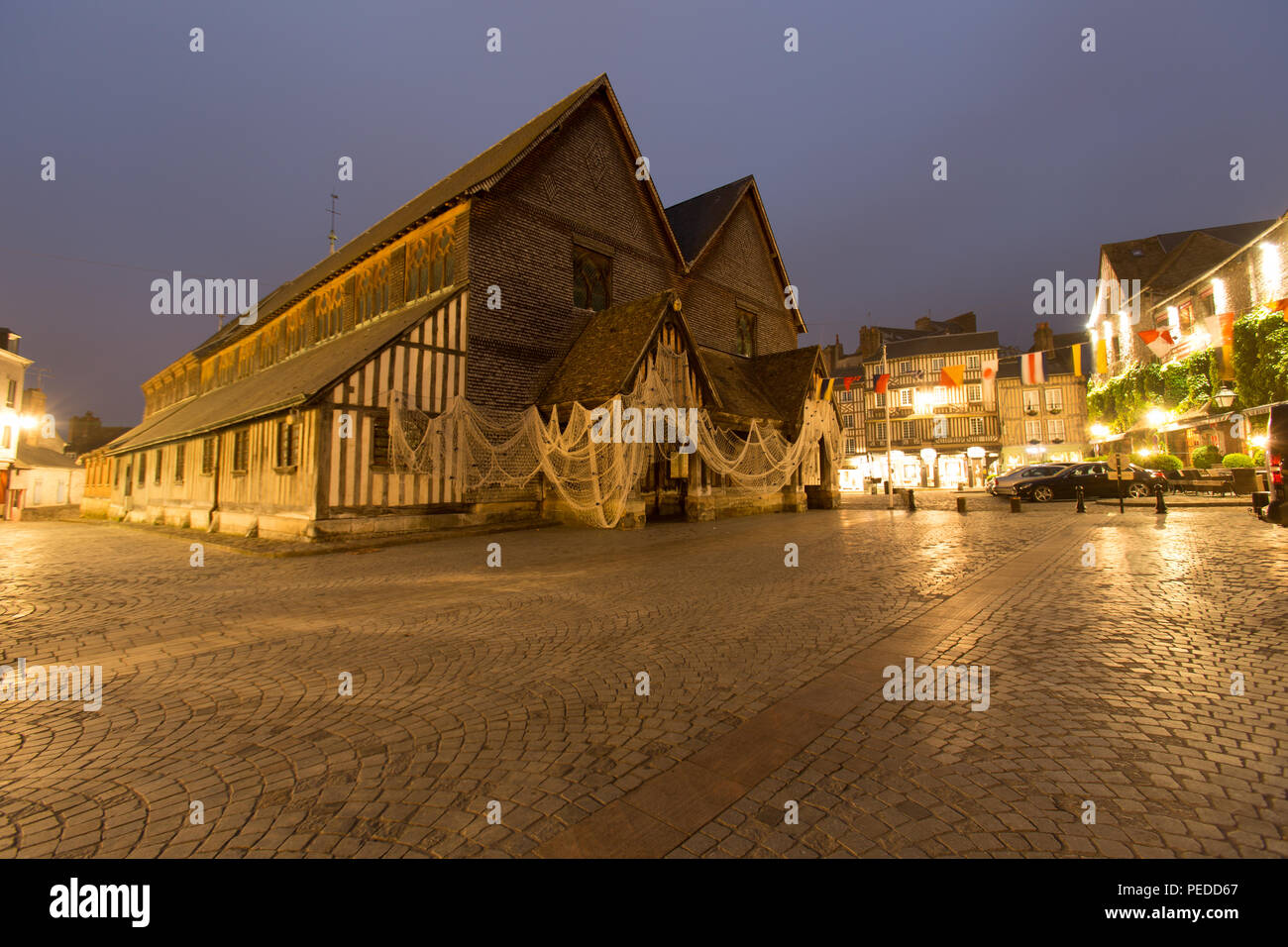 Ville de Honfleur, France. Vue nocturne pittoresque de la place Sainte-Catherine de Honfleur, avec l'église Sainte-Catherine en arrière-plan. Banque D'Images