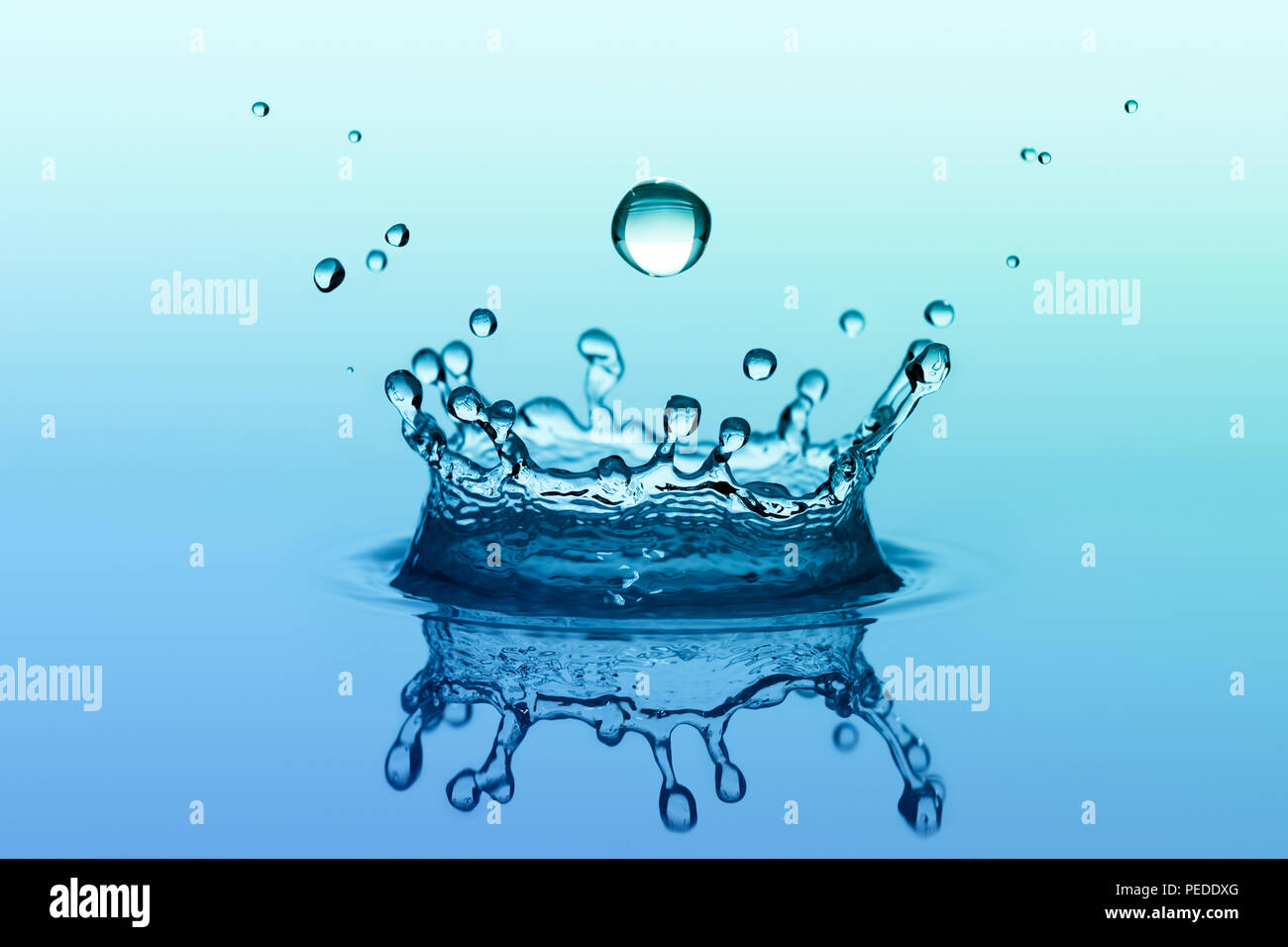 Tomber goutte de pluie avec de l'eau splash en forme de la couronne Banque D'Images