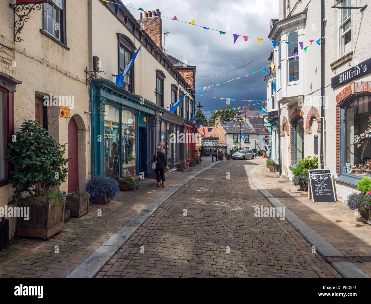 Les nuages sombres de l'approche d'un orage d'été plus de Kirkgate à Ripon Yorkshire Angleterre Banque D'Images