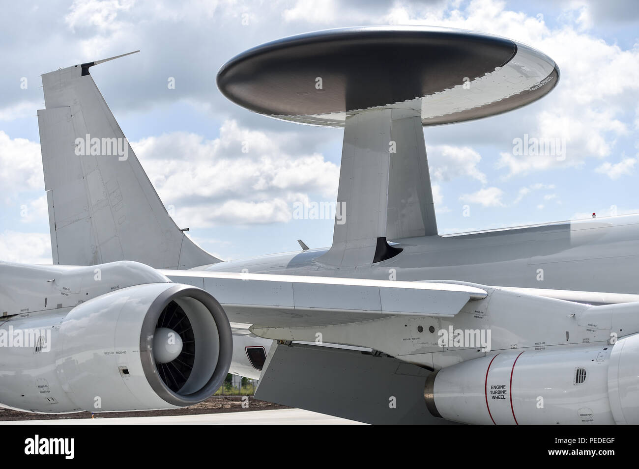 L'antenne radar énorme sur un avion militaire Banque D'Images