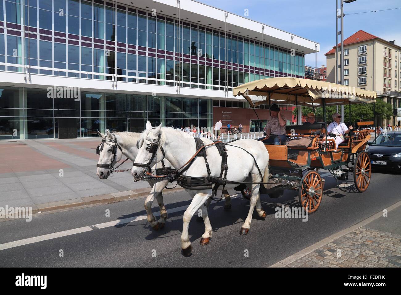 Dresde, Allemagne - 10 MAI 2018 : Les gens monter à cheval en calèche à Dresde, la 12ème plus grande ville de l'Allemagne. Banque D'Images