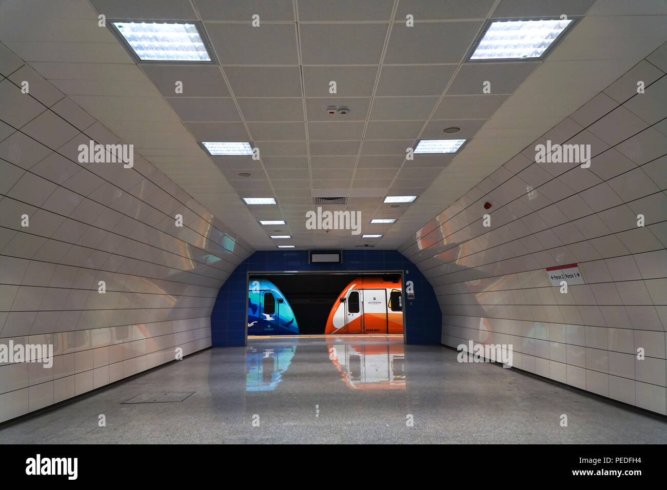 Istanbul, Turquie - 11 août 2018 : les wagons de métro à l'Istanbul de Kadikoy. Il y a des reflets de nice le train. Banque D'Images