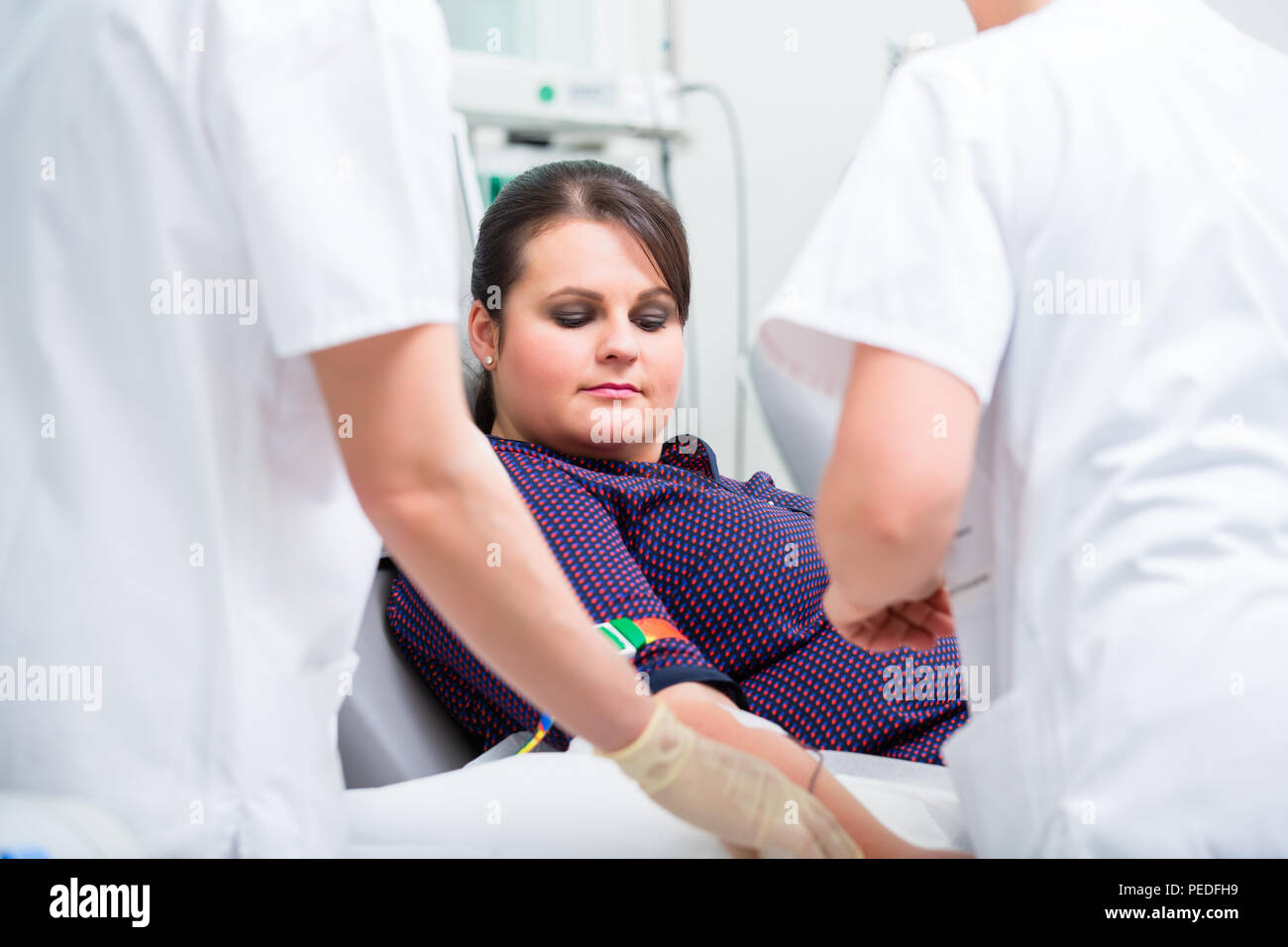 Contrôle de l'accès à l'assistant des médecins sang femelle giver Banque D'Images
