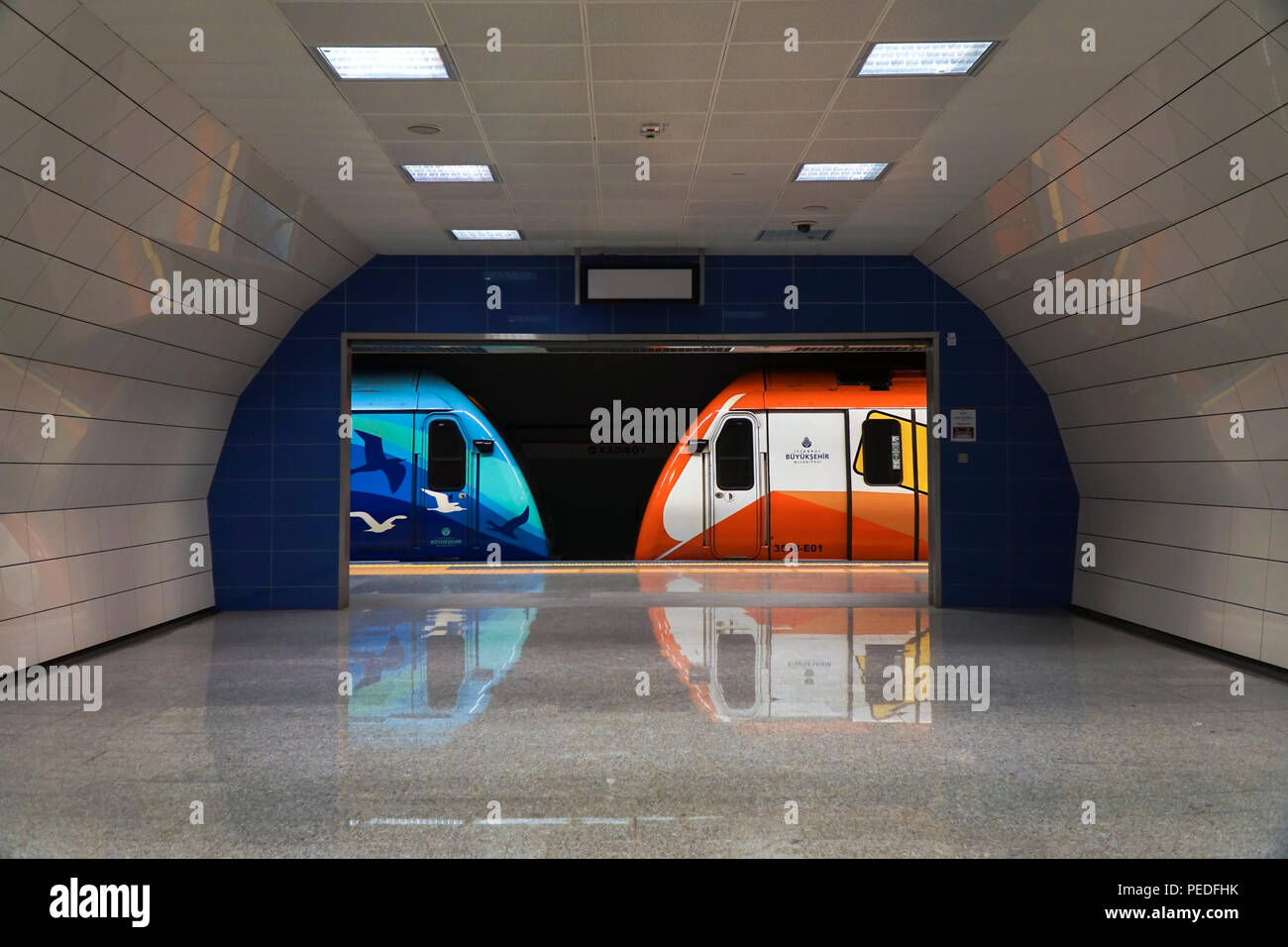 Istanbul, Turquie - 11 août 2018 : les wagons de métro à l'Istanbul de Kadikoy. Il y a des reflets de nice le train. Banque D'Images