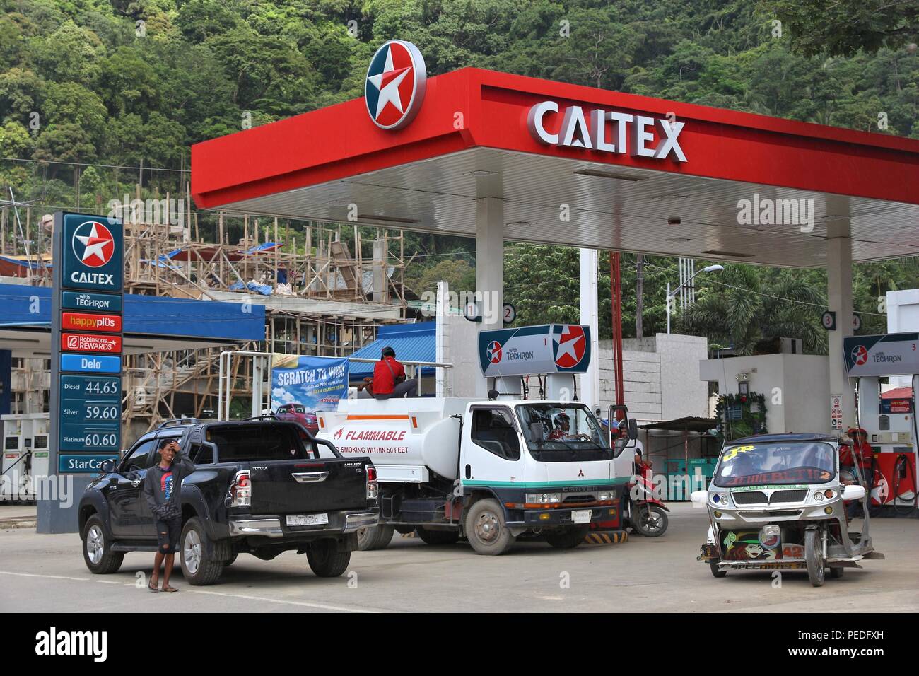 EL NIDO, PHILIPPINES - 2 décembre 2017 : Les gens de remplir ou d'occasion à la station Caltex à El Nido, Philippines. Caltex est un nom de marque de Chevron Corporation Banque D'Images